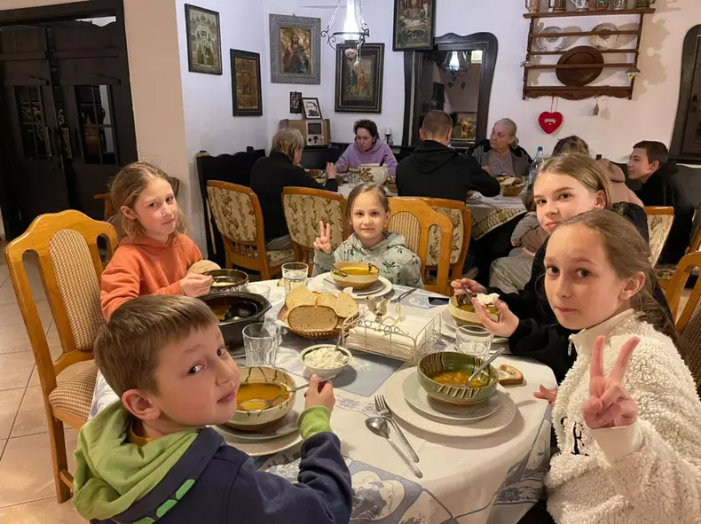 3--alexander-cu-familia-la-pensiune-