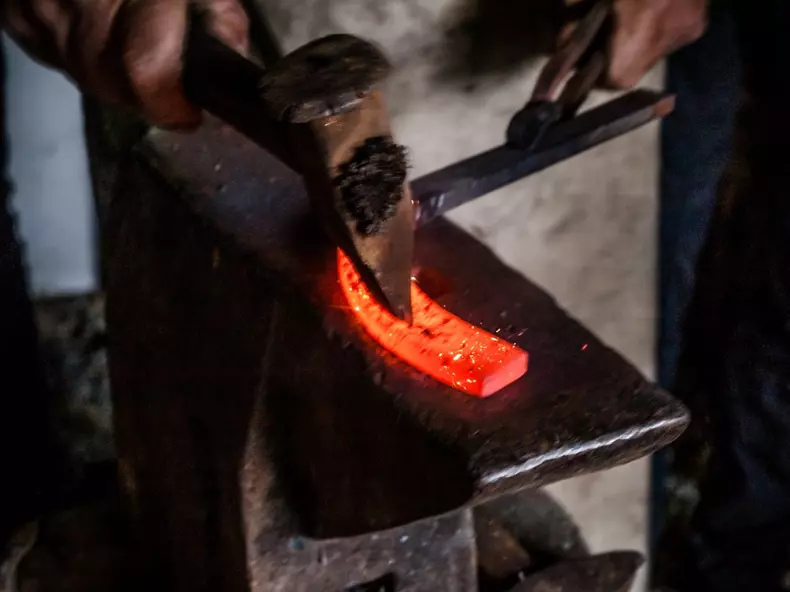 2017_05_05_1_ultimul-potcovar-de-pe-valea-hartibaciului-a-incaltat-calul-muzeului-astra-pentru-vara_12039