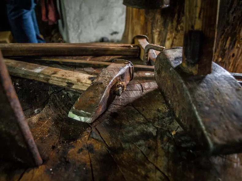 2017_05_05_1_ultimul-potcovar-de-pe-valea-hartibaciului-a-incaltat-calul-muzeului-astra-pentru-vara_35393 (1)