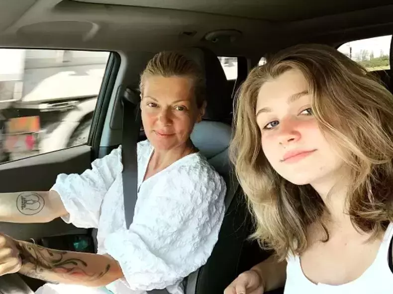 VIDEO Sofia, fiica lui Dragoș Bucur și a Danei Nălbaru, nu locuiește cu părinții ei la țară. „Vine din când în când”