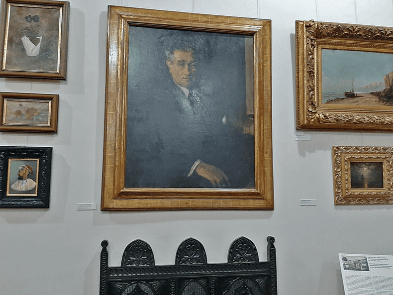 Portretul lui Minovici alături de tablourile făcute de el