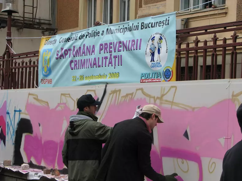grafiti_pe_gardul_Politiei_Capitalei_2.jpg