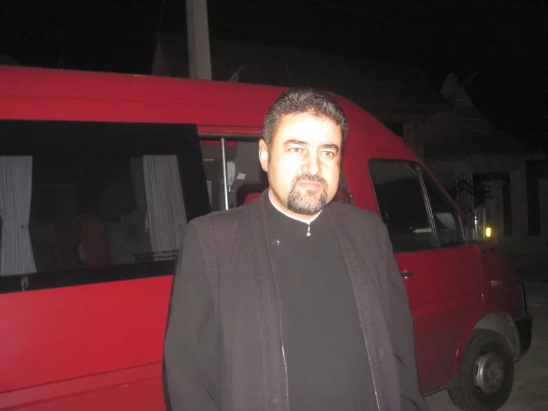 preotul_in_fata_microbuzului_la_plecare.jpg