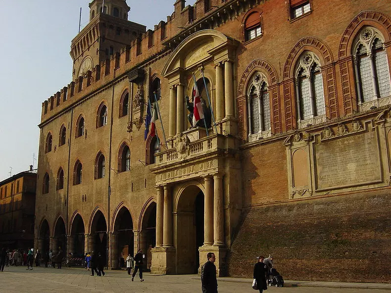 800px-Bologna_-_Palazzo_dAccursio_-_Foto_Giovanni_DallOrto_5-3-2005_2.jpg