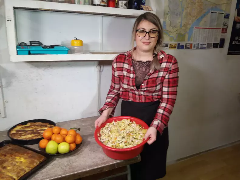 nicoleta tornea cu salata olivie (1)