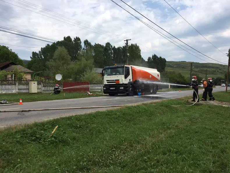 O cisternă cu benzină a luat foc în Prahova. Tragedie evitată cu ajutorul unui pompier aflat în timpul liber (1)
