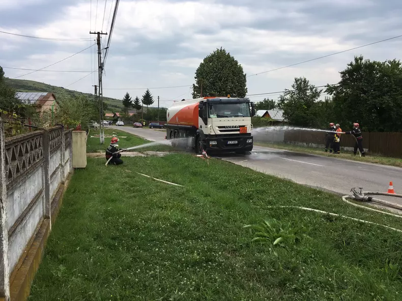 O cisternă cu benzină a luat foc în Prahova. Tragedie evitată cu ajutorul unui pompier aflat în timpul liber (3)