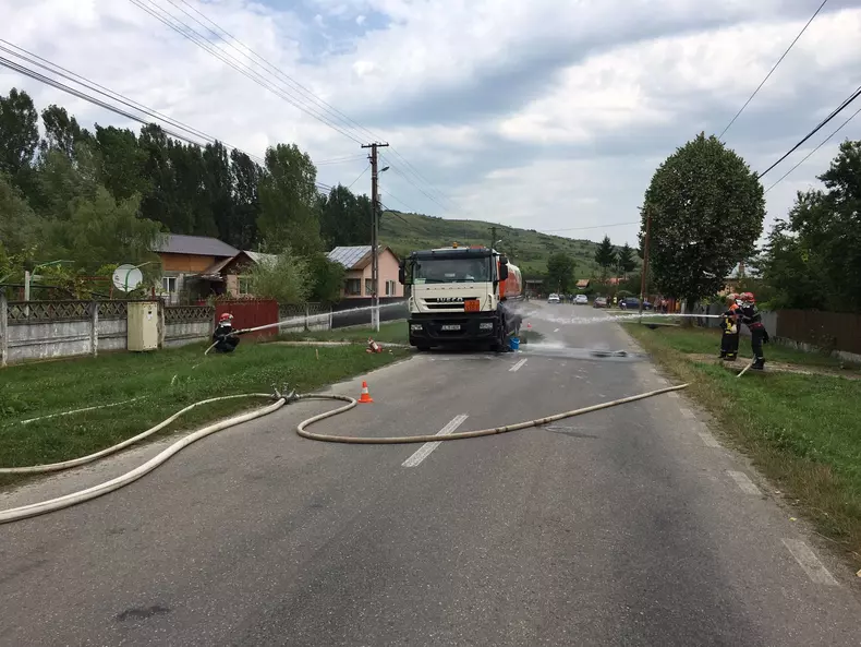 O cisternă cu benzină a luat foc în Prahova. Tragedie evitată cu ajutorul unui pompier aflat în timpul liber (4)