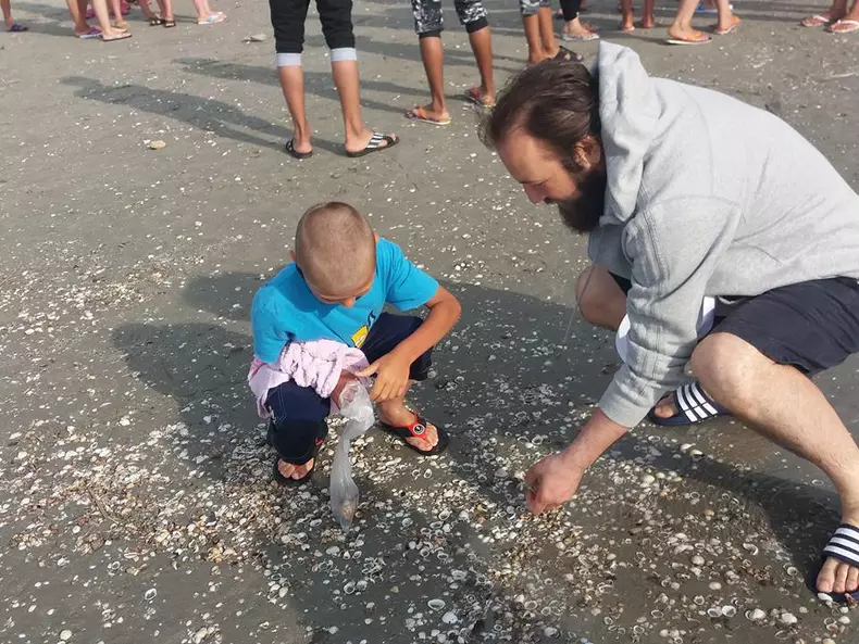 copii-la-mare-preot2