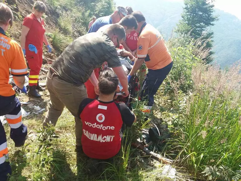salvat_cu_elicopterul_dupa ce_a căzut cu tractorul într-o prăpastie din județul Bistrița (2)