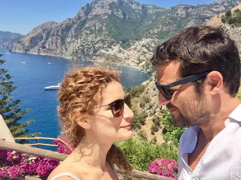 Andrei Aradits cu sotia pe Coasta Amalfi