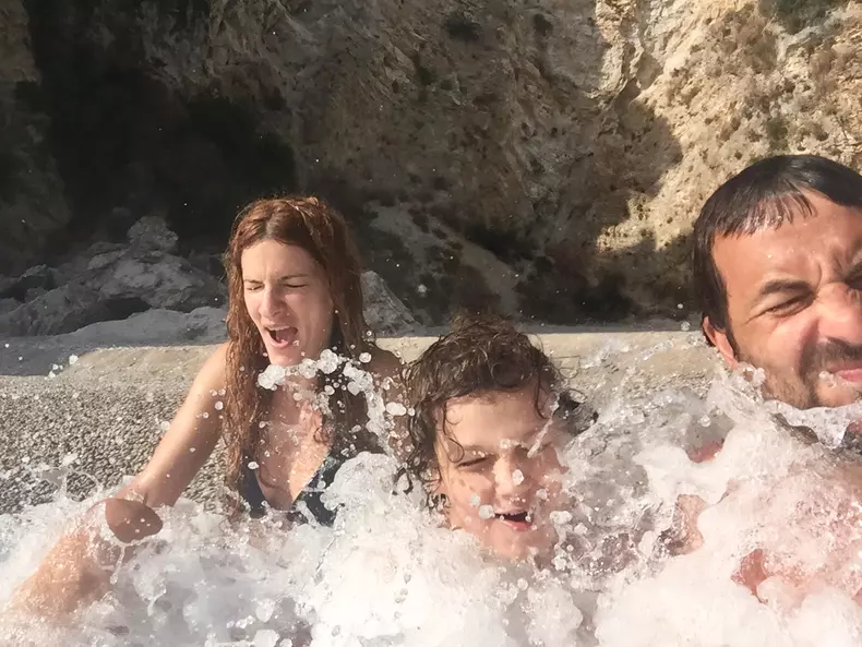 Andrei Araditscu sotia si fiul in Grecia, la Paradise Beach