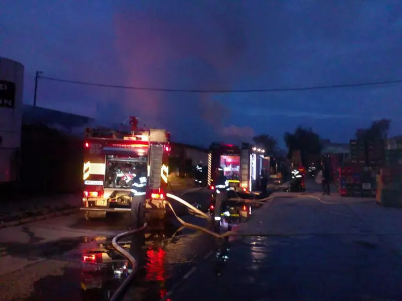 Incendiu depozit iasi4