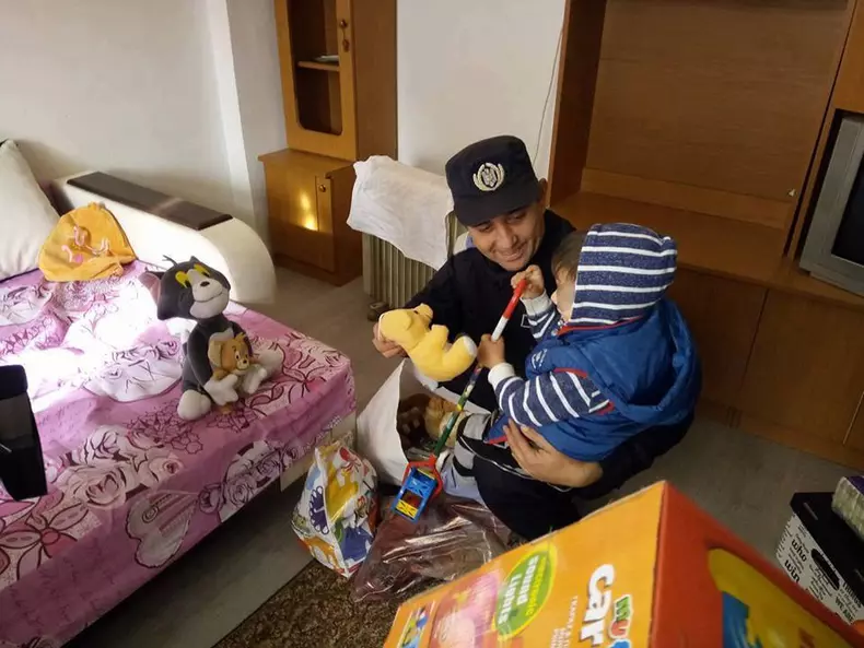 un jandarm din Constanța a ajutat un copil orfan (5)