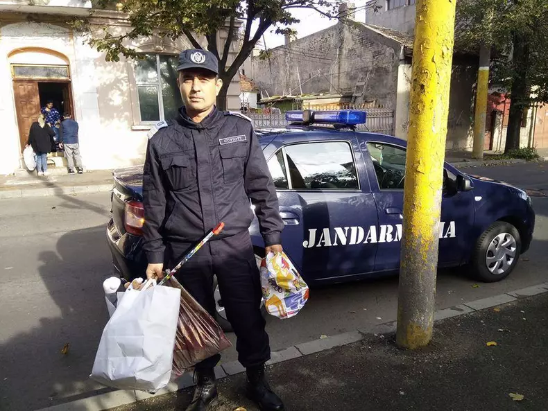 un jandarm din Constanța a ajutat un copil orfan (7)