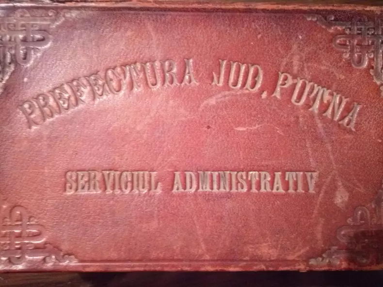 11. Culegere de acte normative ce cuprinde legi si de la 1869. Cartea este legata in piele, semn ca era valoaroasa si in acele timpuri
