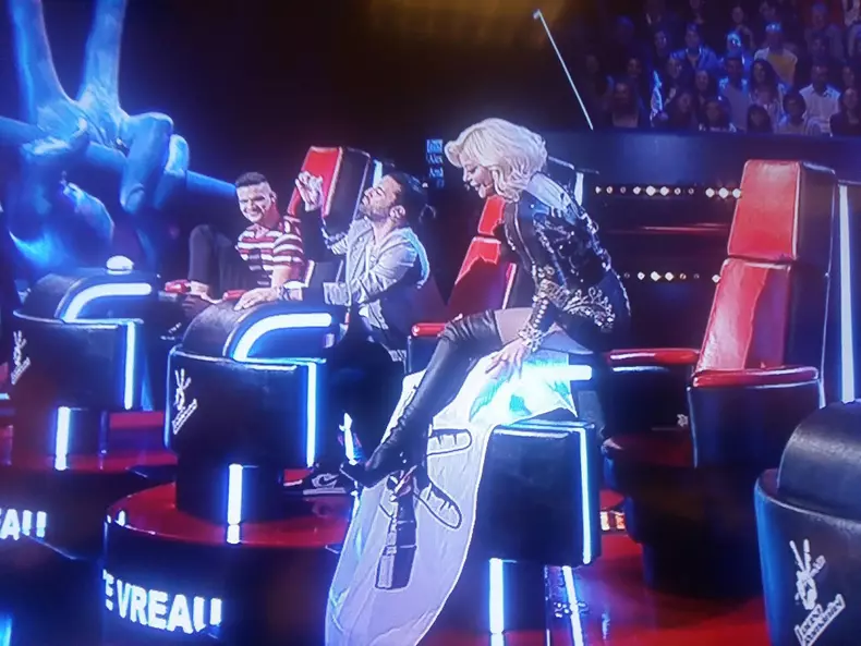 Loderana Groza, spectacol în cea de-a doua gală live Vocea României. A încins atmosfera într-o pereche de pantaloni minusculi (1)