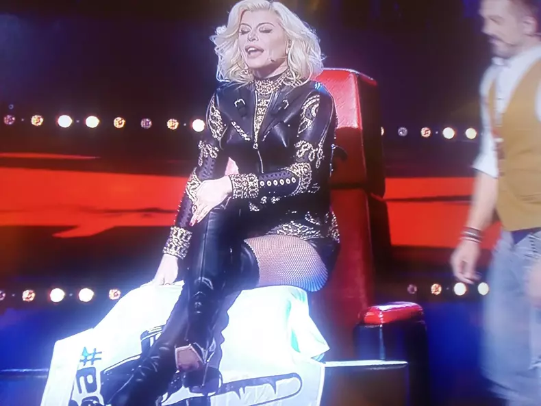 Loderana Groza, spectacol în cea de-a doua gală live Vocea României. A încins atmosfera într-o pereche de pantaloni minusculi (3)