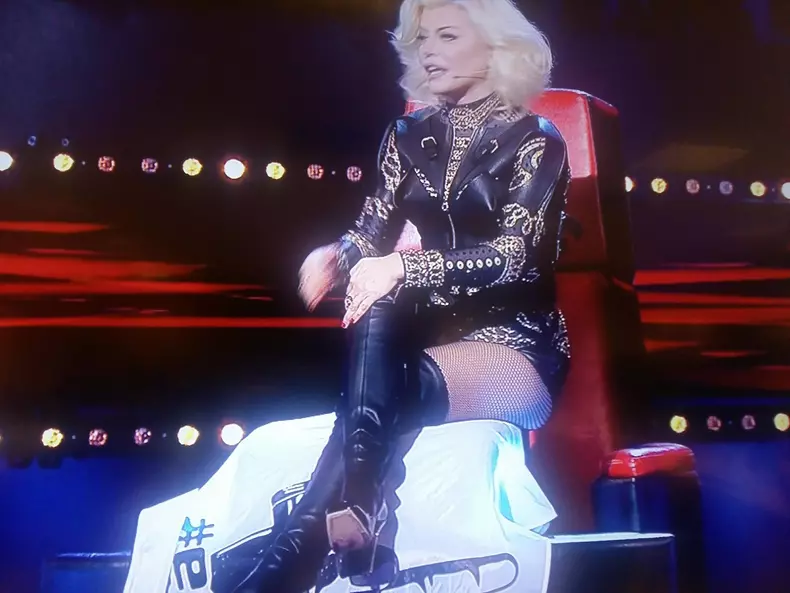 Loderana Groza, spectacol în cea de-a doua gală live Vocea României. A încins atmosfera într-o pereche de pantaloni minusculi (5)