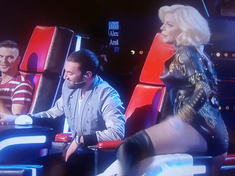 Loderana Groza, spectacol în cea de-a doua gală live Vocea României. A încins atmosfera într-o pereche de pantaloni minusculi (6)
