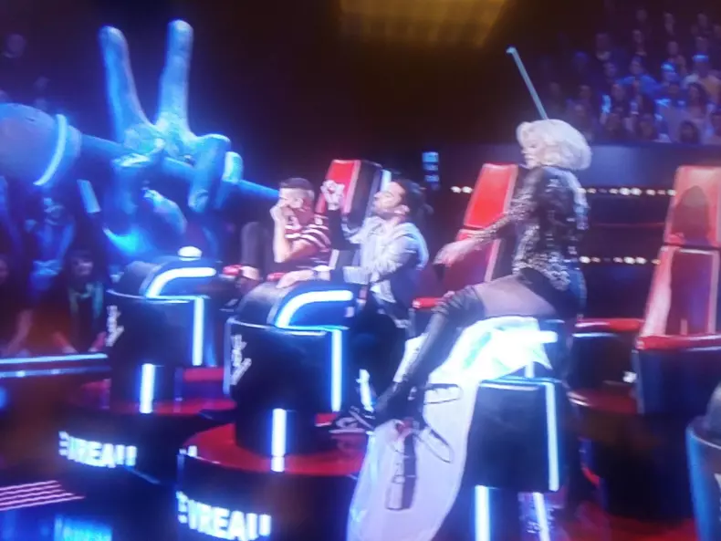 Loderana Groza, spectacol în cea de-a doua gală live Vocea României. A încins atmosfera într-o pereche de pantaloni minusculi (7)