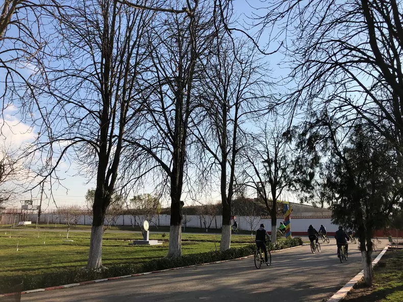 2-detinuti pe biciclete