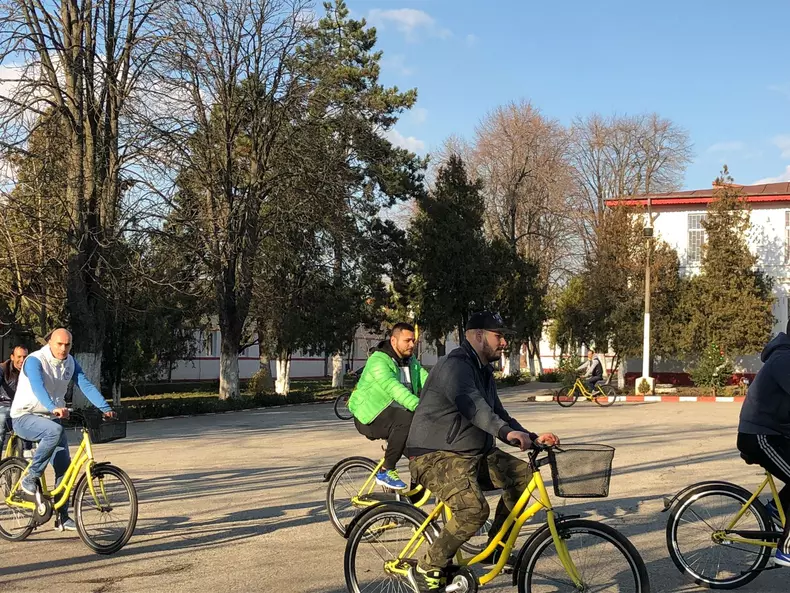 3-detinuti pe biciclete