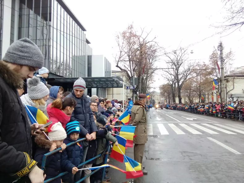 Buzoienii, dezamăgiți că militarii nu au mai defilat cu tehnica din dotare