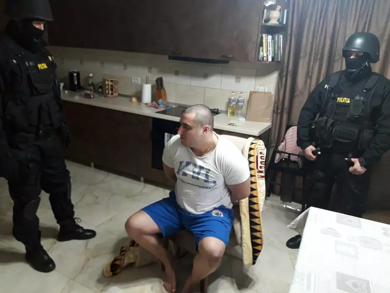 imagini din timpul perchezitiei de la Radauti (3)