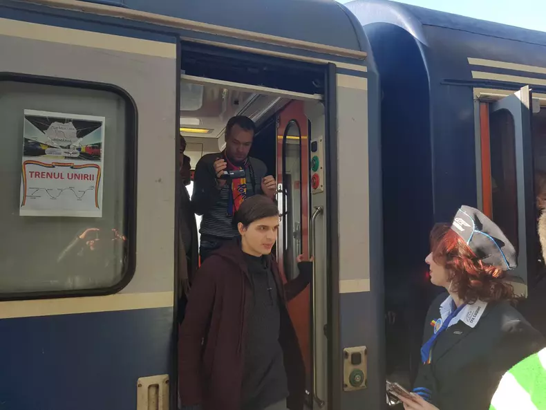 Părinți, bunici și nepoți au întâmpinat ”Trenul Unirii” la Vaslui. Au încins hore și-au cântat la unison