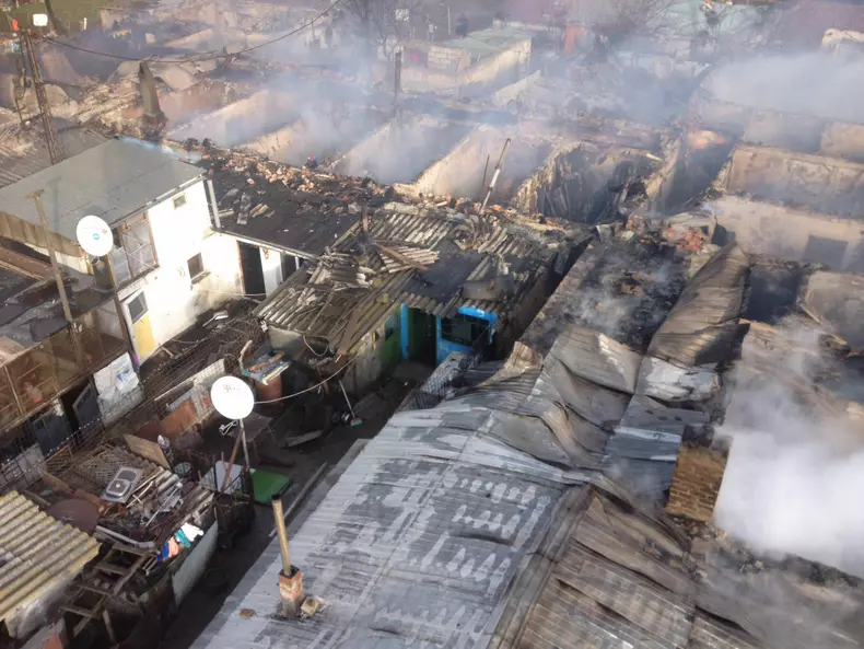 Incendiu puternic la Medgidia. Zece case au fost distruse de flăcări