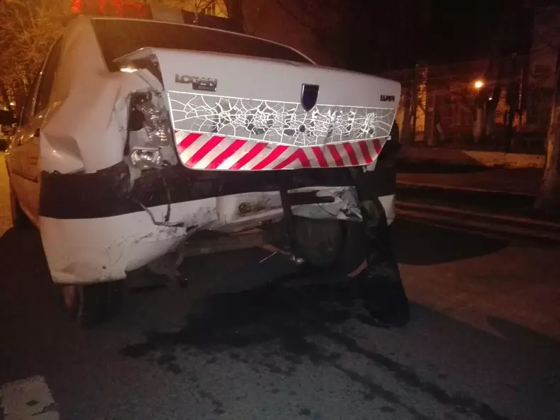 Mașină a Poliției avariată de roata desprinsă de la un TIR, în judetul Buzău