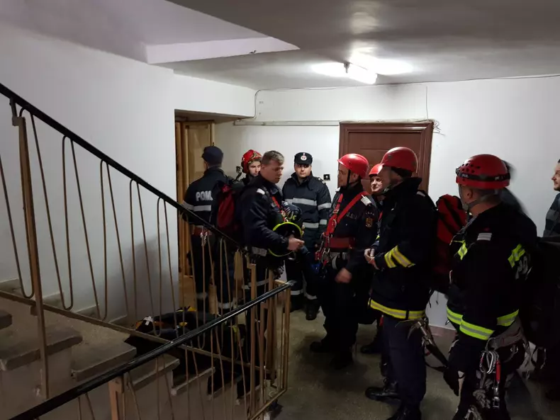 Femeie sinucigasa-Bucuresti-pompieri