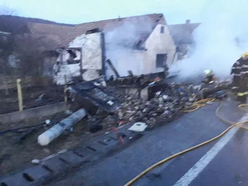 Un camion a ars în urma unui accident în Nadeș, Mureș (1)