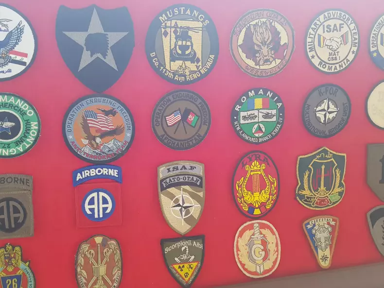 colecționează uniforme și însemne militare