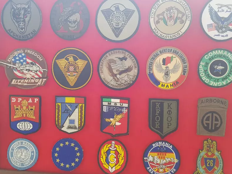 colecționează uniforme și însemne militare
