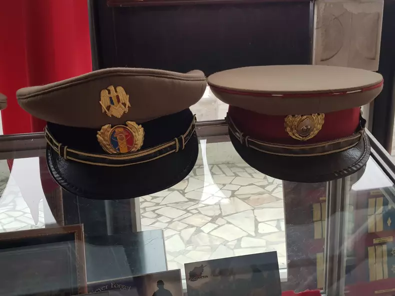 colecționează uniforme și însemne militare