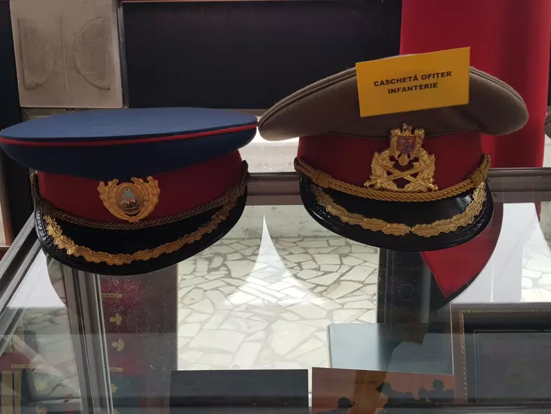 colecționează uniforme și însemne militare