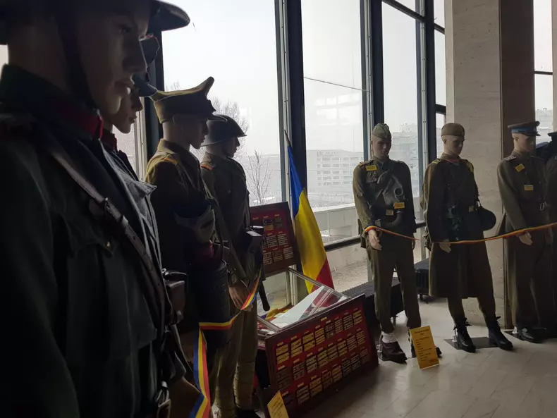 colecționează uniforme și însemne militare