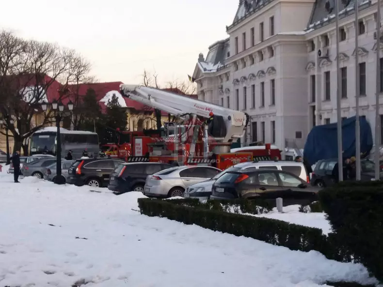 Un bărbat s-a urcat pe Teatrul Național din Iași (4)