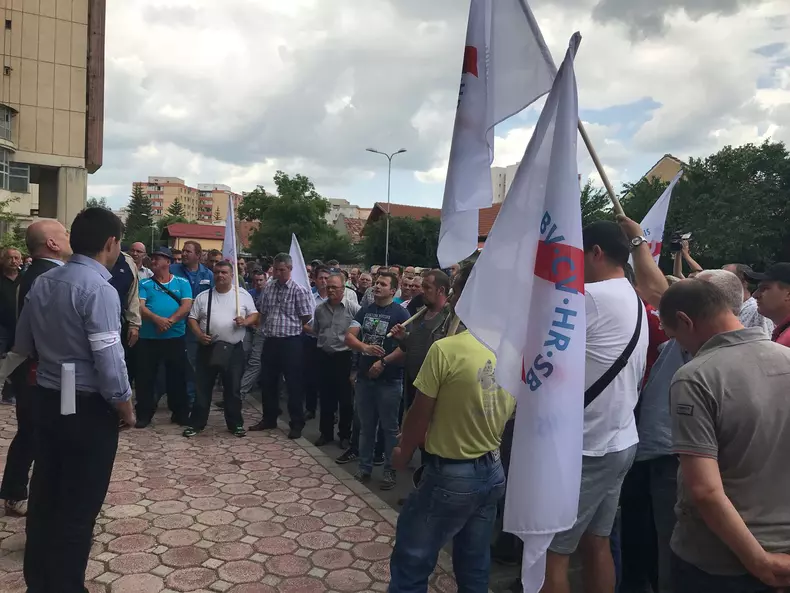 Aproximativ 150 de angajați ai Electrica Brașov au oprit lucrul nemulțumiți de condițiile de muncă