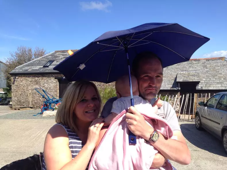 Holy alături de părinții ei (foto Facebook Gemma Alcock)