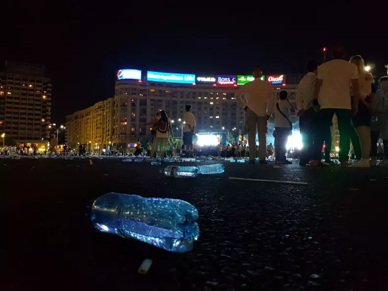 gunoaie- piata victoriei2