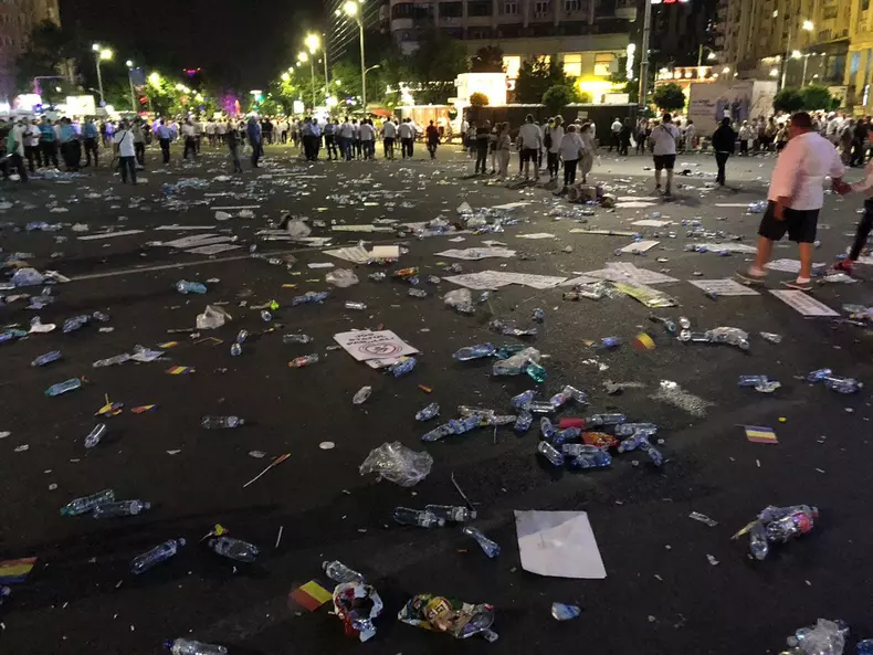 gunoaie- piata victoriei3