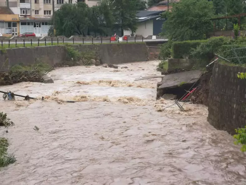 Inundații în Slănic Moldova, județul Bacău, după ploile torențiale (1)