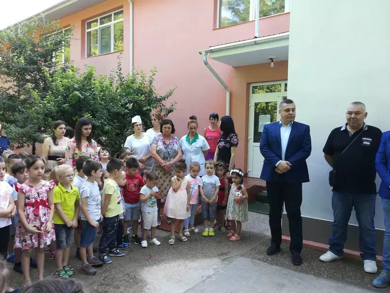 La Tecuci s-a tăiat panglica pentru o scară de incendiu. Primarul, aşteptat cu colac şi sare