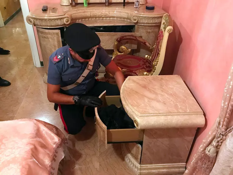 interiorul casei acoperite cu aur al celui mai temut grup mafiot