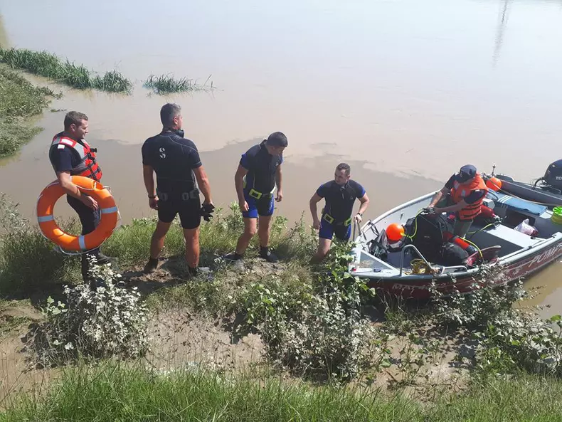 O fetiță dispărută în râul Vedea din Teleorman a fost găsită moartă (2)