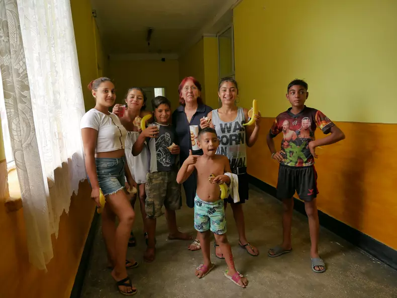 Cornelia Enache îi convinge pe romii din Găujani să își dea copiii la școală