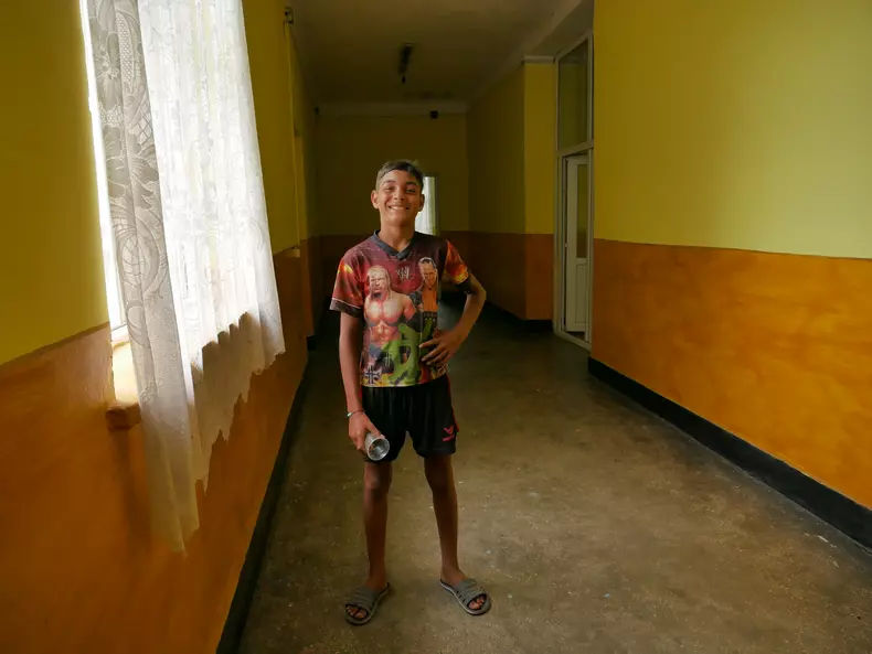 Cornelia Enache îi convinge pe romii din Găujani să își dea copiii la școală